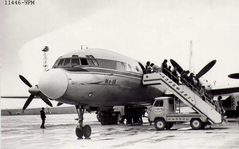 Самолет Ил-18 высаживает пассажиров в новом аэропорту Ижевска, 1975 год. Фото: фонды НМ УР