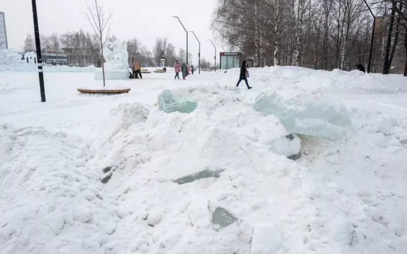 Ледовый городок сносят на Центральной площади Ижевска. Фото: Сергей Грачев