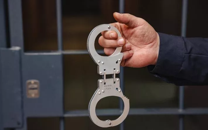 Житель Удмуртии угрожал односельчанину топором, чтобы получить алкоголь