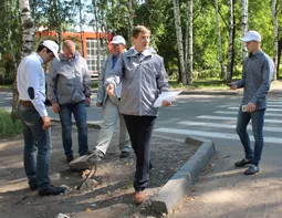 Разметка не по ГОСТу и отсутствие светофоров: какие нарушения нашли активисты, проверяя пешеходные переходы у школ Ижевска