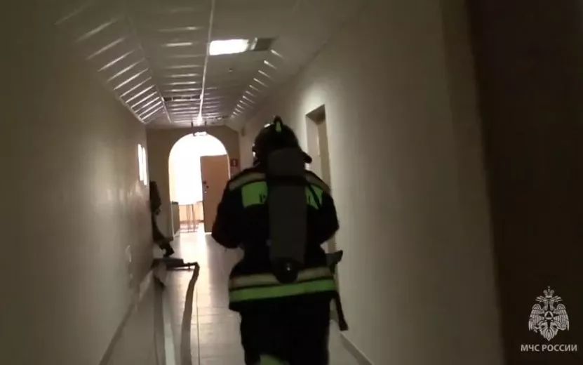 Видео: учебный пожар потушили в вузе в Ижевске