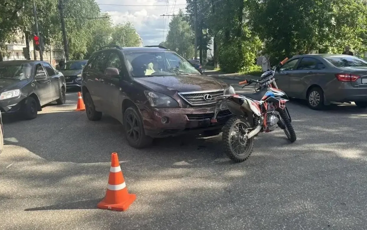 Два подростка пострадали в столкновении мотоцикла и «Лексуса» в Ижевске