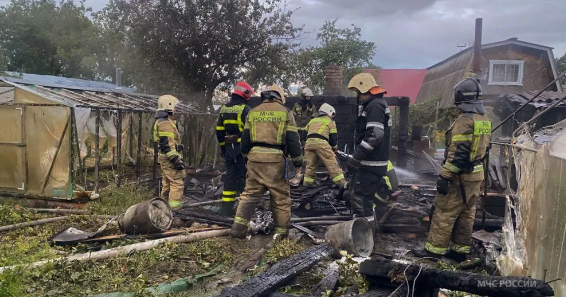 Баня сгорела на садовом участке в Ижевске