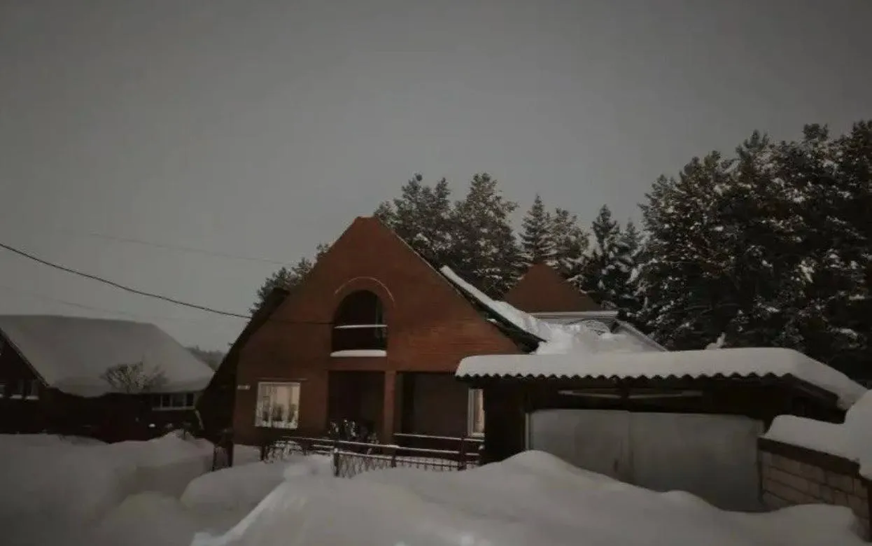 Крыша дома обрушилась из-за снега в Удмуртии