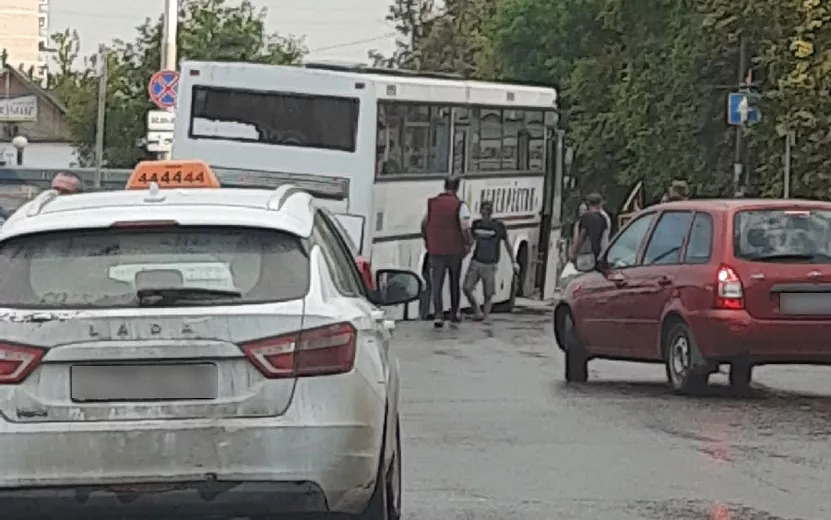 Автобус провалился на Красноармейской. Видео: Александр Замятин, vk.com/udmurtiya18rus