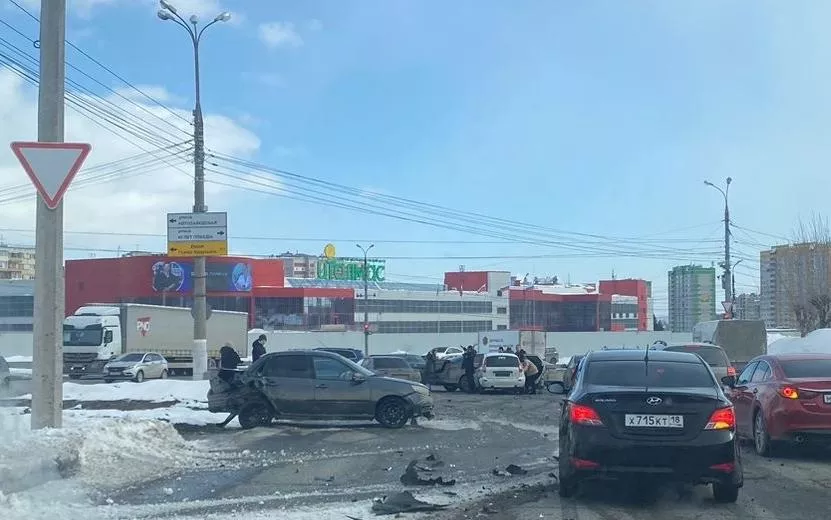 Три человека пострадали в массовом ДТП на перекрестке в Ижевске