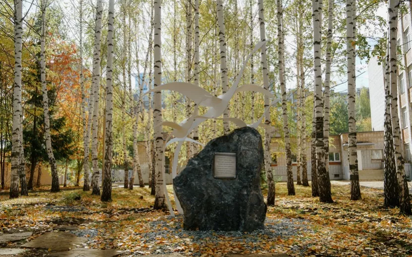 Сквер Памяти у школы №88 в Ижевске через год после трагедии. Фото: Маша Бакланова