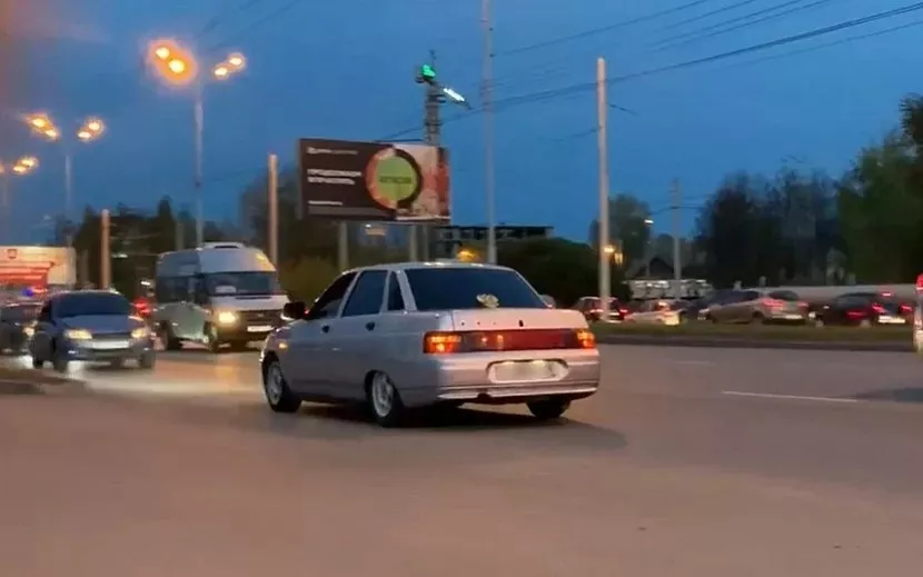 Водителя, который двигался задним ходом в неположенном месте в Ижевске, привлекли к ответственности