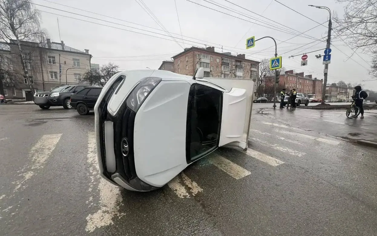 Фургон перевернулся в Ижевске после столкновения с ВАЗом