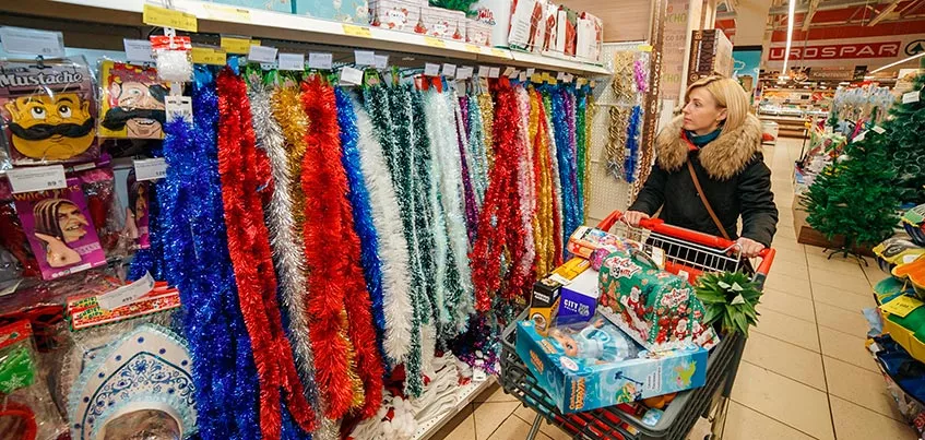 Гирлянда, шарики, хлопушки: где и за сколько купить украшения к Новому ...
