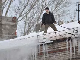 В Ижевске в поселке Машиностроителей начали сбивать сосульки горячей водой, а в продвинутом Питере Валентина Матвиенко уже пропагандирует использование с этой целью лазерных установок
