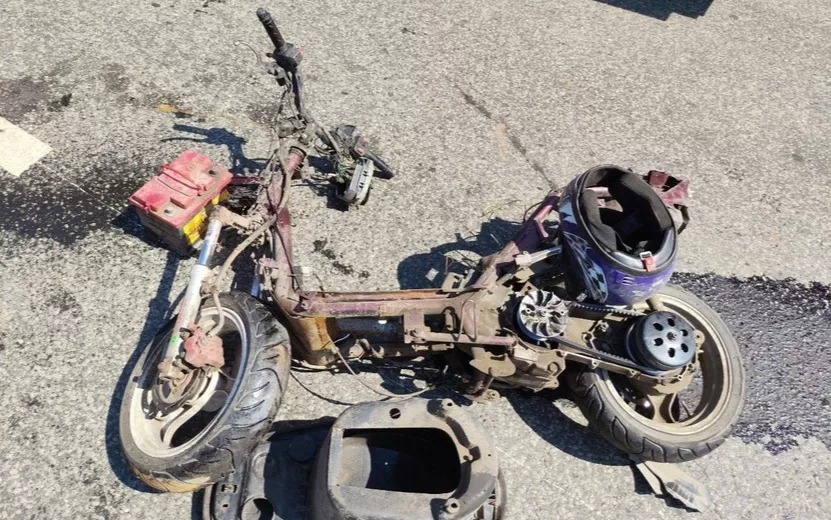 На улице Удмуртской в Ижевске мопед столкнулся с двумя автомобилями