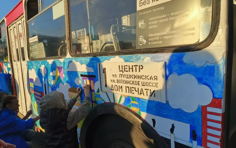 Жители Ижевска раскрасили городской троллейбус