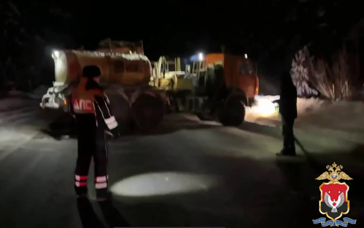 Сотрудники ГИБДД пришли на помощь водителю с заглохшим авто на трассе в Удмуртии