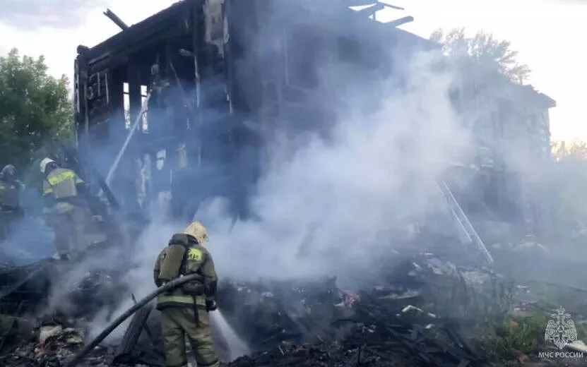 Пожар вспыхнул в заброшенном доме на улице Позимь в Ижевске