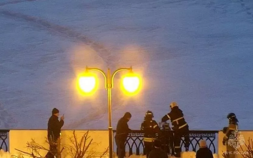 Двух девочек спасли со льда пруда в Ижевске