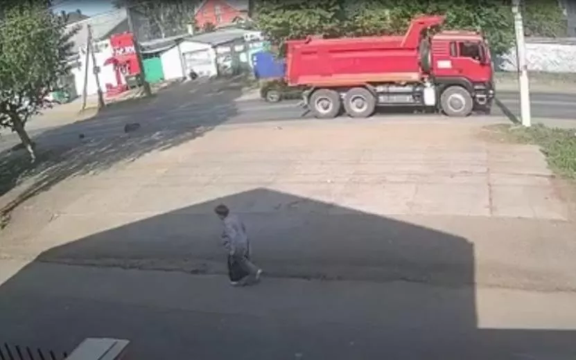 Момент ДТП с самосвалом и самокатом в Ижевске. Видео: 1-й отдел УГИБДД по Удмуртии