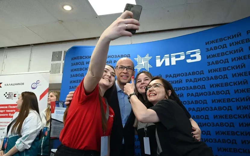 Студенты делают селфи с Главой Удмуртии на форуме «Профразвитие»