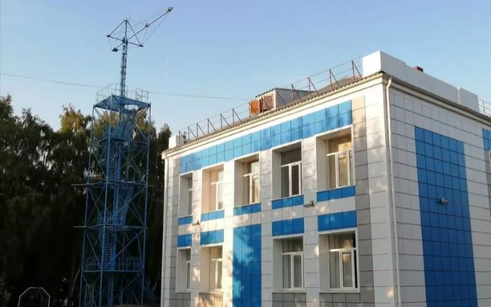 Фотофакт: парашютная вышка вновь появилась у Школы юных летчиков в Ижевске