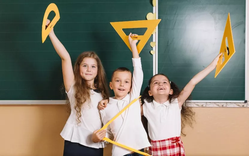 Опрос IZHLIFE: 23% родителей дарят преподавателю букет от класса