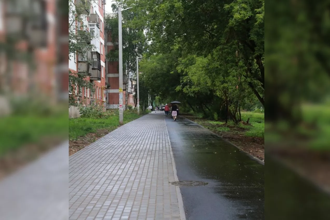 В Ижевске отремонтировали тротуар и велосипедную дорожку на улице Школьной