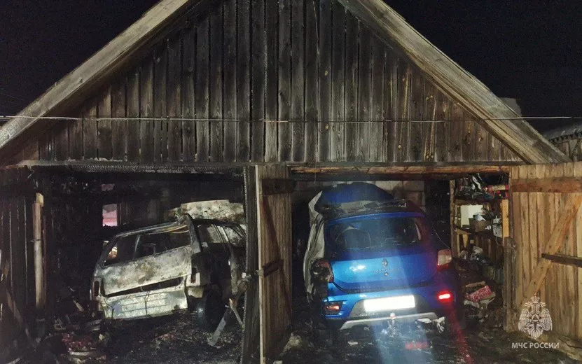 Две машины сгорели в гараже в Удмуртии