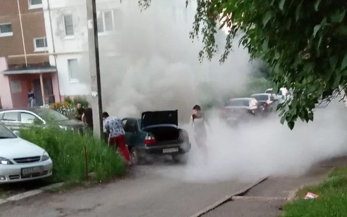 «Дэу Нексия» загорелась на улице Союзной в Ижевске вечером 24 июня