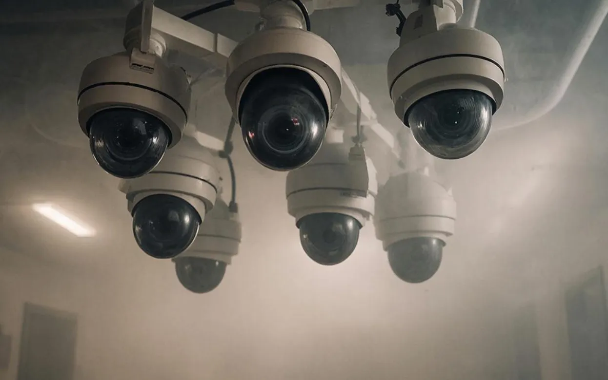 Камеры, видящие сквозь пыль и дым: прорыв в видеонаблюдении от российских ученых