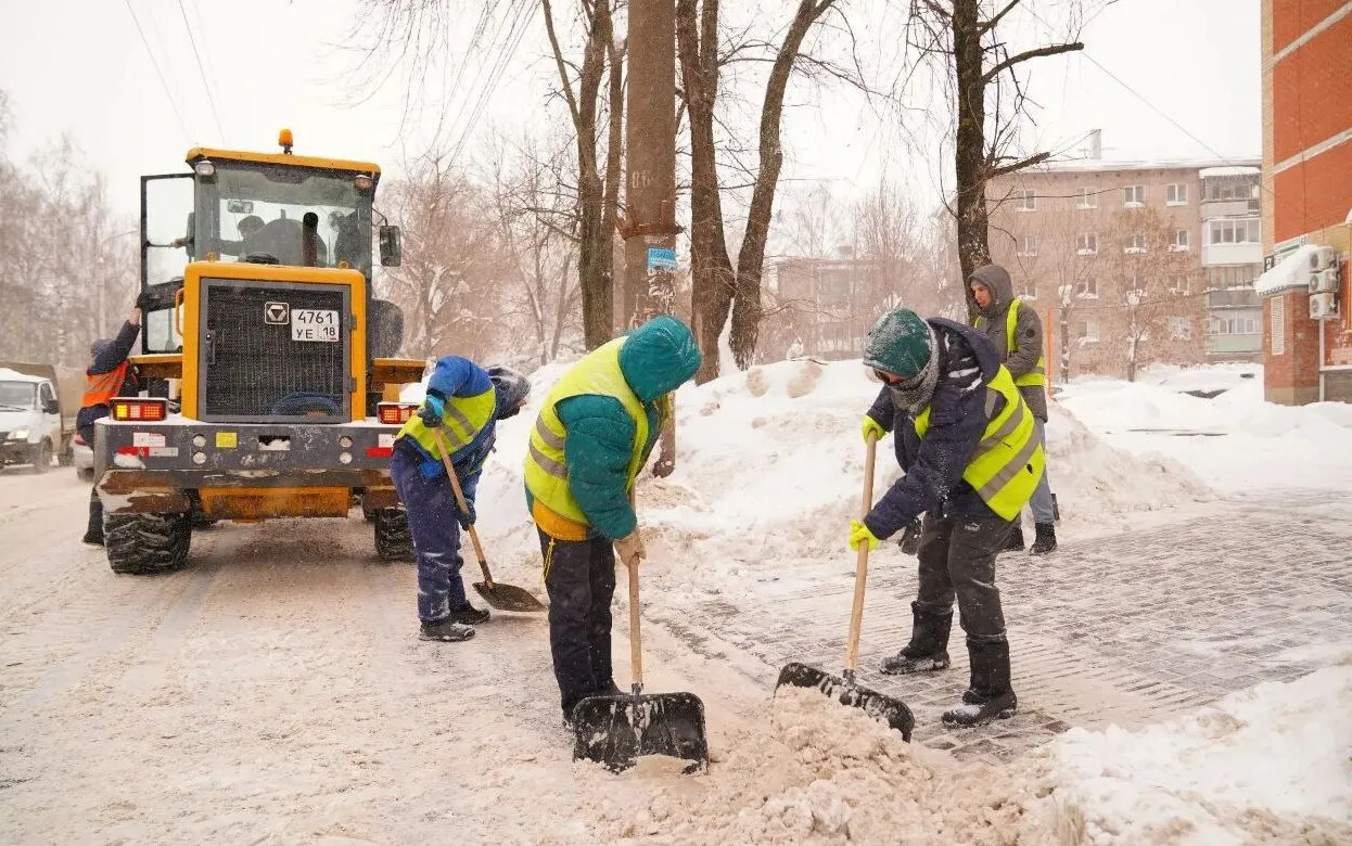 Более 130 единиц техники и свыше 150 рабочих расчищают улицы Ижевска от снега