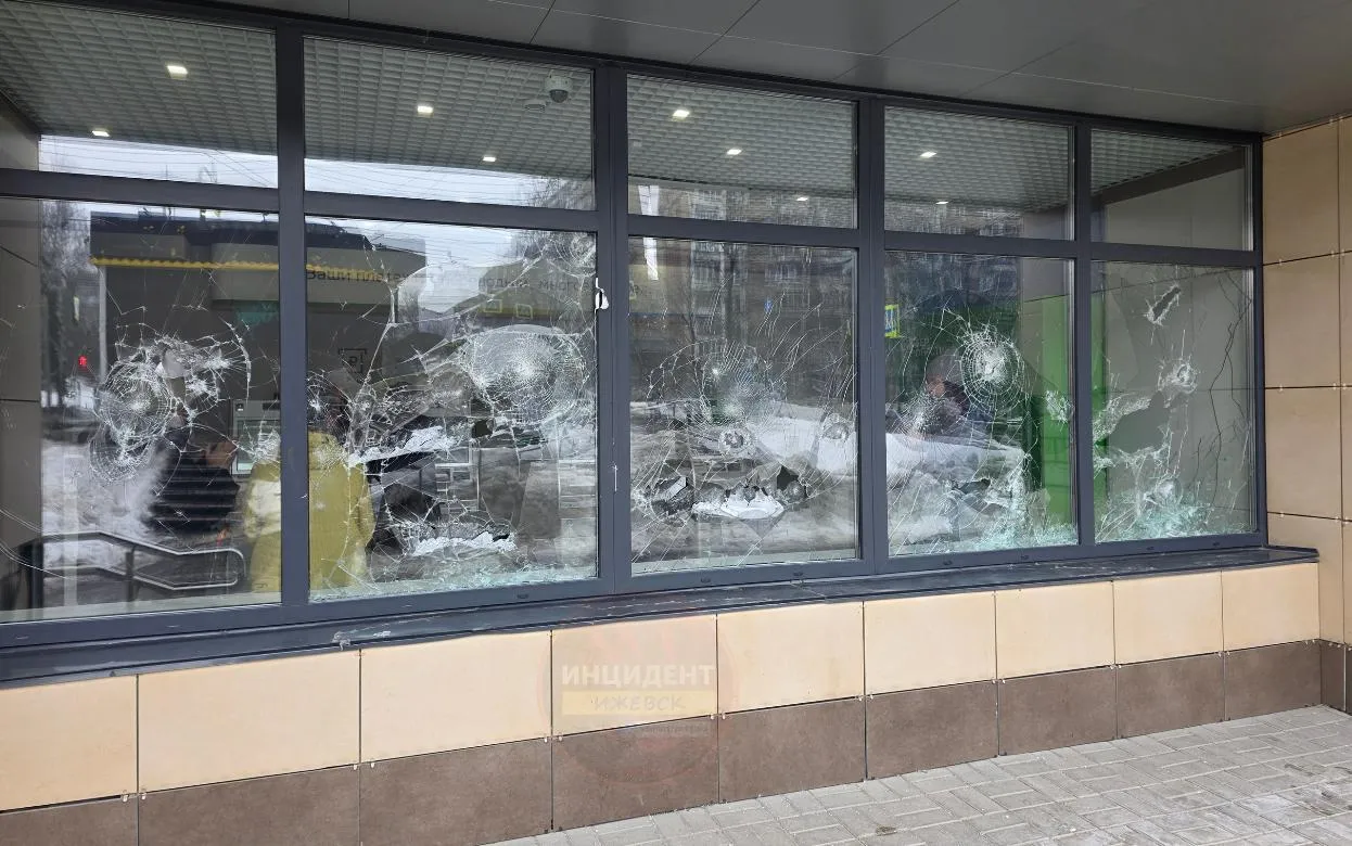 Мужчина разгромил витрины банка и магазинов у мэрии Ижевска