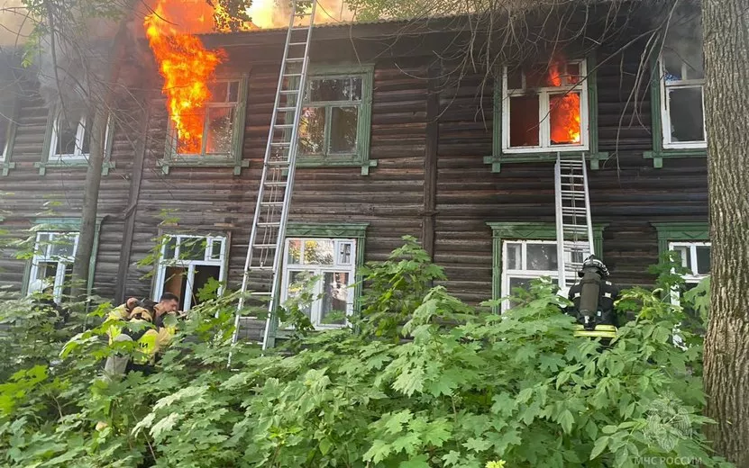 Деревянный барак загорелся на ул. Советской в Ижевске