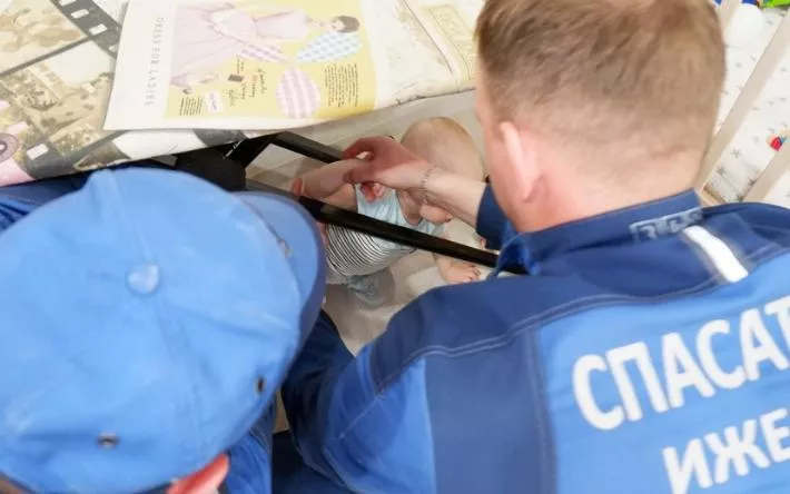 Застрявшего в гладильной доске ребенка спасли в Ижевске