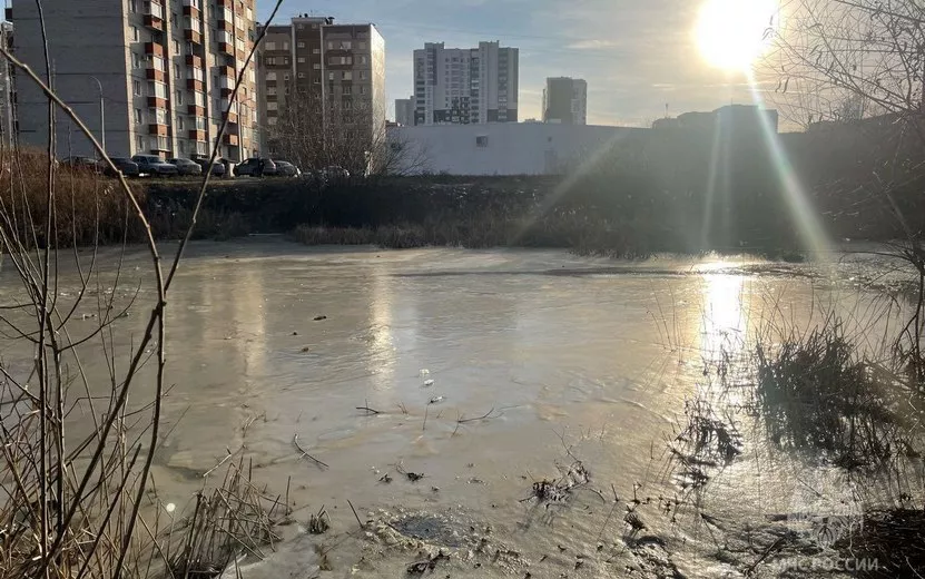 Два школьника провалились под лед пруда в Ижевске