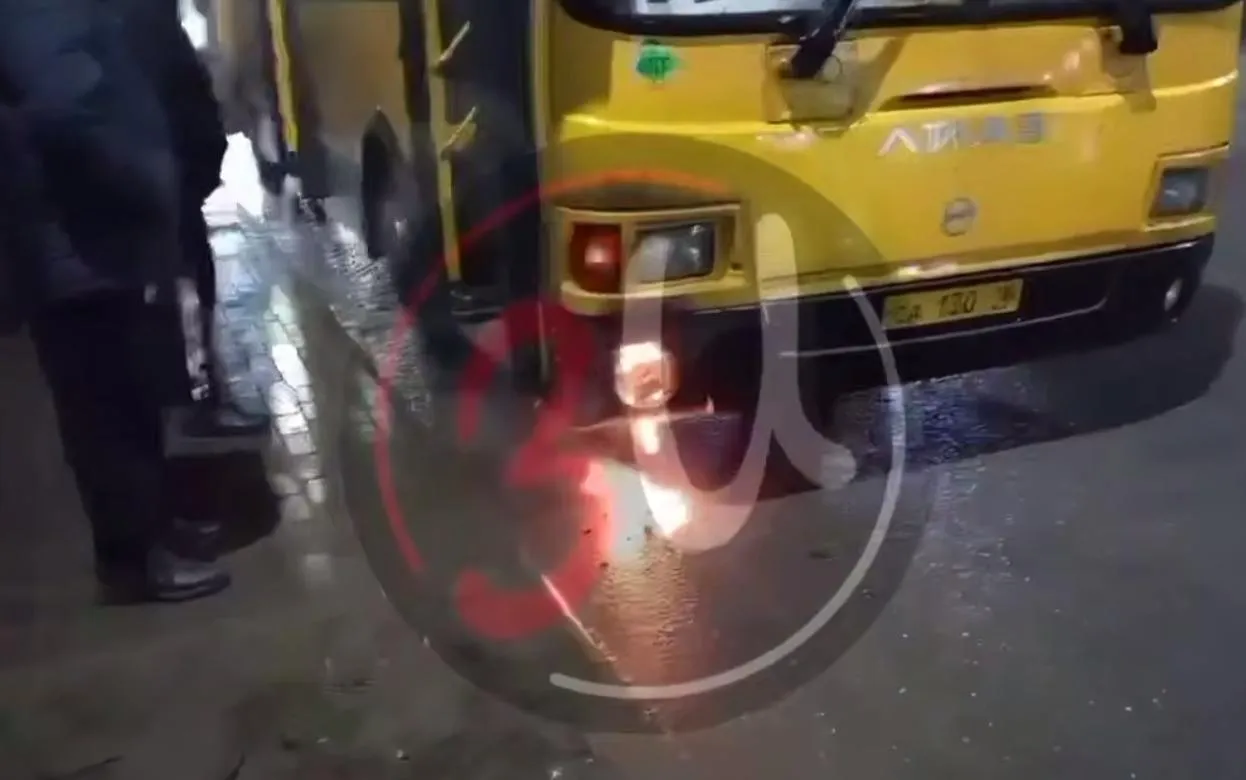 Автобус загорелся на остановке транспорта в Ижевске