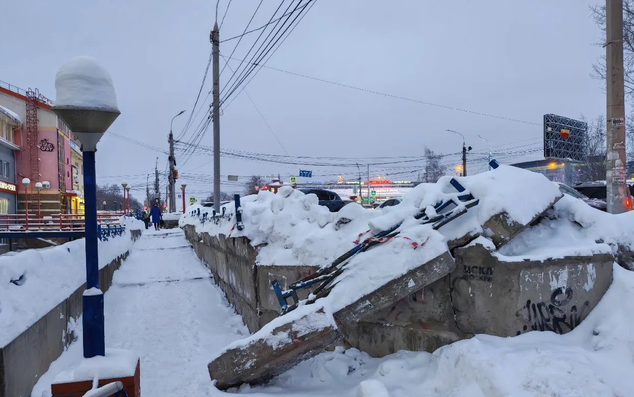 Опасно ходить: власти Ижевска признали аварийной стену на Авангардной