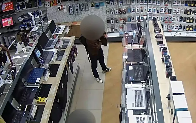 Подозреваемого в краже из магазина техники. Видео: пресс-служба МВД по Удмуртии