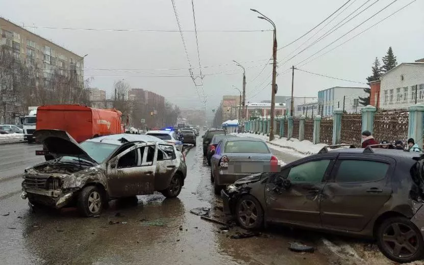 ДТП с участием 5 автомобилей произошло на ул. Промышленной в Ижевске