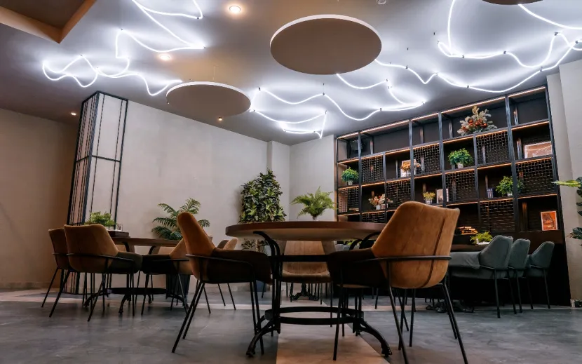 Ламповый свет, живые растения и узнаваемые символы Ижевска в ресторане «Пушка». Фото: Мария Бакланова