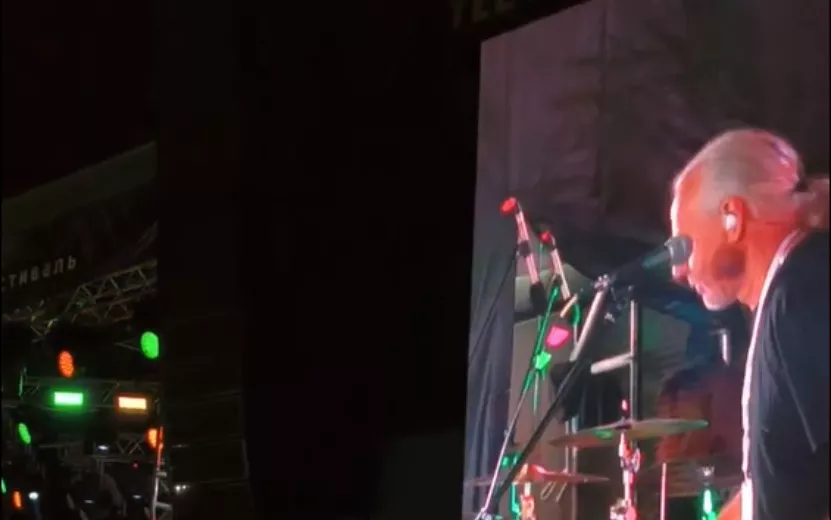  Калинов мост на сцене Улетай. Видео: @zlou18