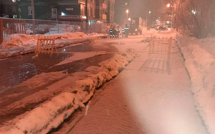 Ул. Нижнюю в Ижевске затопило из-за прорыва водопровода