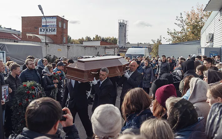 Первые похороны погибших при стрельбе в школе № 88 Ижевска начались в Удмуртии
