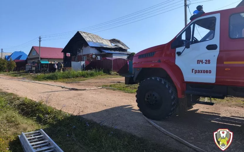 Житель Грахово спас многодетную семью с 6 детьми из горящего дома