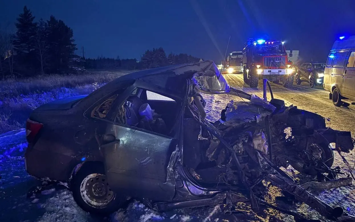 Один погиб и четверо травмированы в лобовом столкновении авто в Удмуртии