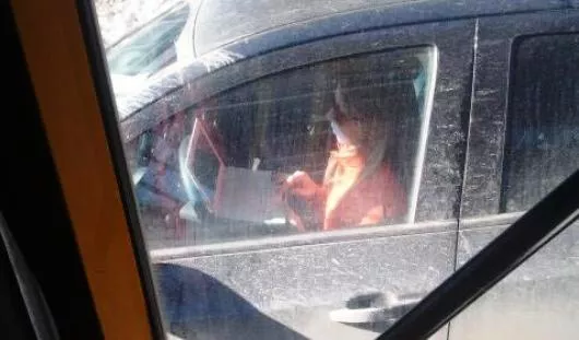 Фотофакт: ижевчанка умудряется одновременно управлять машиной и сидеть за ноутбуком