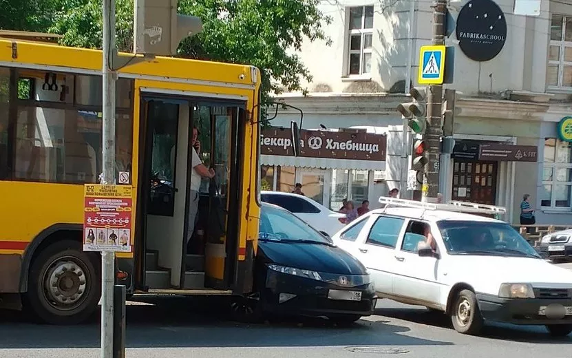 Автобус столкнулся с легковушкой в центре Ижевска
