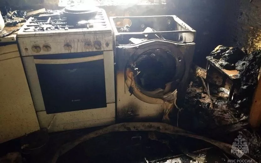 Дом загорелся на ул. Волгоградской в Ижевске