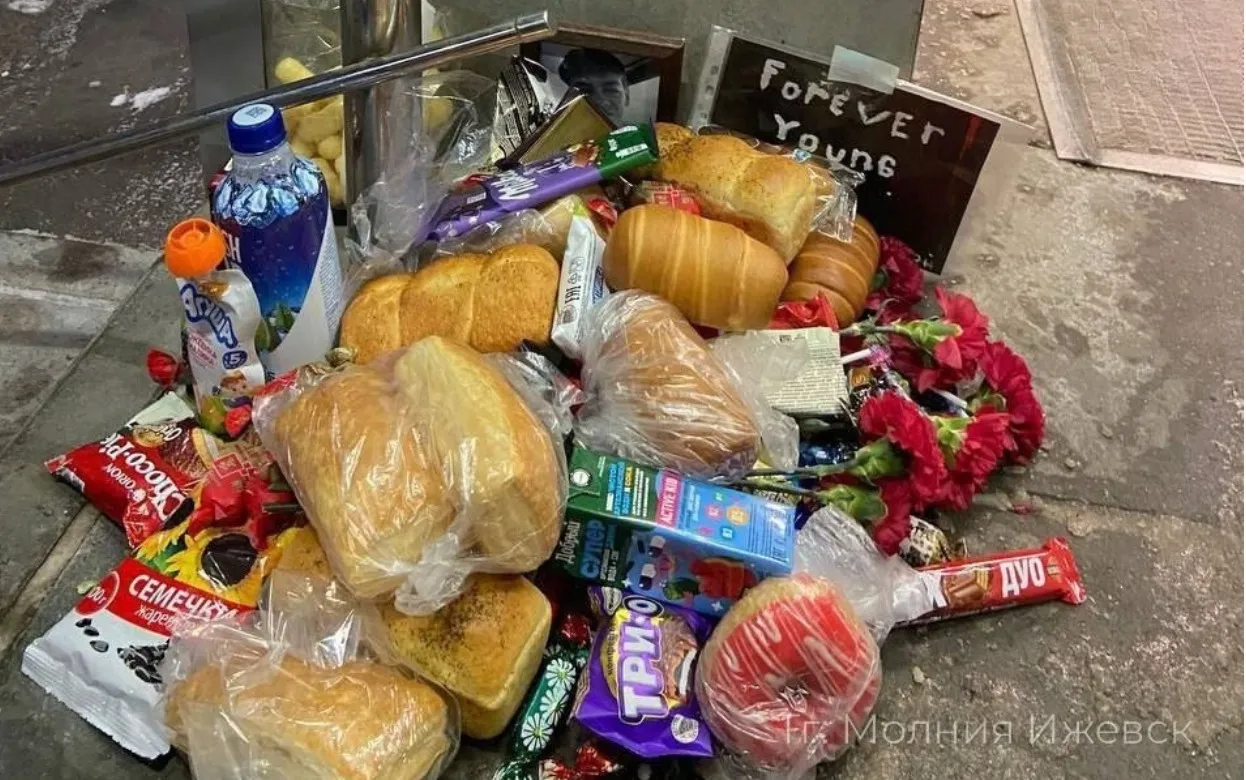 В Ижевске у магазина на Пушкинской появился стихийный мемориал в память о погибшем подростке 