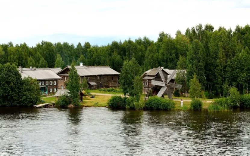 Деревня Мандроги с воды