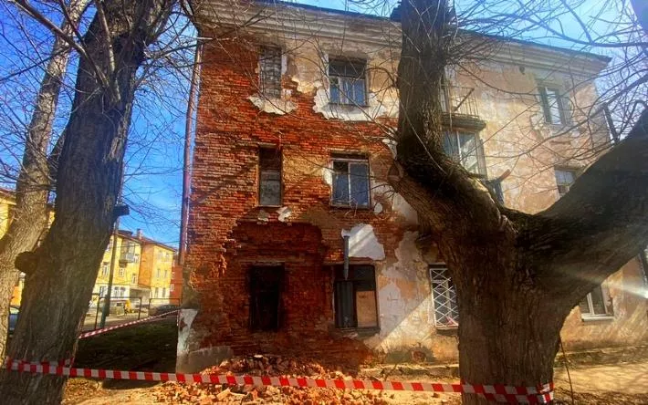 Стена многоквартирного дома обрушилась в Сарапуле
