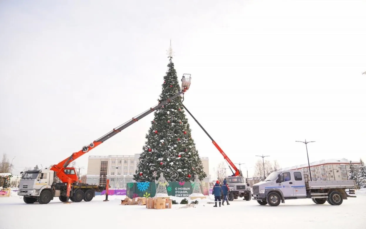Новогоднюю елку начали разбирать на Центральной площади Ижевска
